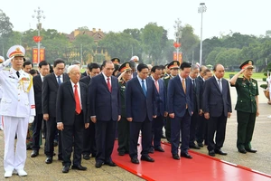 Lãnh đạo Đảng, Nhà nước viếng Chủ tịch Hồ Chí Minh, dâng hương tưởng niệm các Anh hùng liệt sĩ