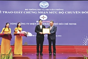 Đồng chí Phạm Quốc Bảo, Chủ tịch HĐTV EVNHCMC, thay mặt EVNHCMC đón nhận giấy chứng nhận doanh nghiệp số từ đại diện Bộ TT-TT