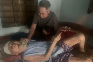 Ông Trương Học và người cha già là ông Trương Sắt (103 tuổi) bị mù lòa