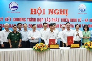 Quang cảnh Hội nghị ký kết chương trình hợp tác phát triển kinh tế giai đoạn 2023-2025 giữa tỉnh Tây Ninh và Bình Dương. Ảnh: Nhân Dân