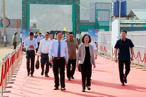 Đồng chí Trương Thị Mai (hàng đầu, bên phải) tham dự lễ khởi công dự án nhà ở thuộc quy hoạch khu thiết chế công đoàn tỉnh. Ảnh: Báo Bình Định