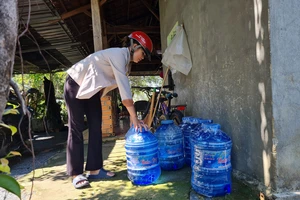 Người dân ở xã Krông Na phải mua nước bình về để sử dụng cho ăn uống