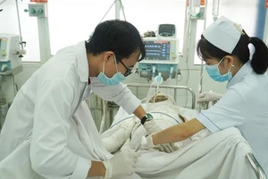 Các bác sỹ Bệnh viện Chợ Rẫy đang cấp cứu và điều trị cho các bệnh nhân bị bỏng. (Ảnh: Bệnh viện cung cấp)