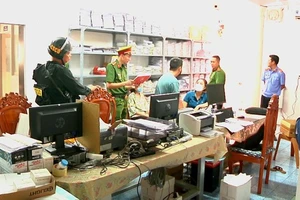 Lực lượng chức năng khám xét một phòng khám đa khoa tại TP Biên Hòa
