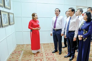 Phó Thủ tướng Lê Minh Khái và Trưởng Ban Dân vận Trung ương Bùi Thị Minh Hoài tham quan di tích Trụ sở Chính phủ Cách mạng lâm thời Cộng hòa miền Nam Việt Nam 