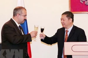 Phó Chủ tịch UBND TPHCM Dương Anh Đức chúc mừng Tổng lãnh sự Liên bang Nga tại TPHCM Sadykov Timur Sirozhevich. Ảnh: TTXVN