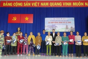 Đại diện lãnh đạo VietAbank và Bệnh viện Sante tặng quà người già neo đơn có hoàn cảnh khó khăn