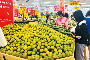 Người dân mua trái cây tại BigC Gò Vấp, TPHCM 