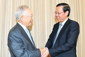 Chủ tịch UBND TPHCM Phan Văn Mãi tiếp ông Sohn Kyung-shik, Chủ tịch Tập đoàn CJ, Hàn Quốc. Ảnh: VIỆT DŨNG