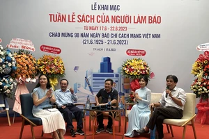 Các nhà báo Lê Minh Quốc, Bùi Tiểu Quyên, Lại Văn Long và Bùi Phan Thảo (từ phải qua trái) tham gia giao lưu tại Tuần lễ sách của người làm báo