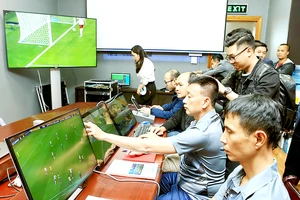 Các trọng tài Việt Nam tập huấn điều hành công nghệ VAR cho sân chơi V-League. Ảnh: THANH QUỐC
