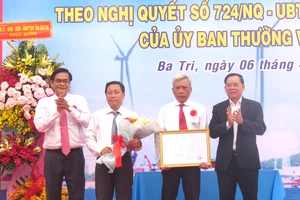 Chủ tịch UBND tỉnh Bến Tre Trần Ngọc Tam trao quyết định và hoa chúc mừng Chủ tịch thị trấn Tiệm Tôm
