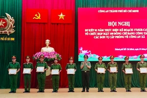 Thiếu tướng Lê Hồng Nam trao tặng giấy khen cho 19 cá nhân tiêu biểu, xuất sắc hoàn thành nhiệm vụ khi được tăng cường về công an xã