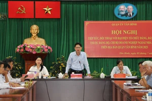 Đồng chí Nguyễn Hoàng Long, Phó Bí thư Thường trực Quận ủy chủ trì, phát biểu tại hội nghị