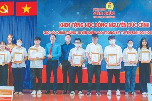 Công đoàn Viên chức TPHCM trao học bổng Nguyễn Đức Cảnh cho con người lao động khó khăn