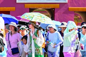 Du khách tham quan Tử Cấm thành (Bắc Kinh, Trung Quốc) trong cái nắng chói chang