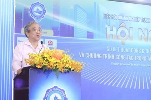Ông Nguyễn Ngọc Hòa, Chủ tịch Hiệp hội Doanh nghiệp TPHCM, báo cáo tình hình hoạt động của các DN thành phố trong 6 tháng đầu năm 2023. Ảnh: NLĐ