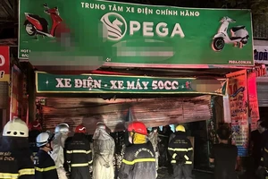 Hà Nội: Cháy nhà bán xe máy điện lúc rạng sáng, 3 người tử vong 