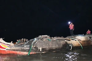 Lực lượng chức năng tỉnh Tiền Giang phát hiện và xử lý 1 tàu khai thác cát trái phép. Ảnh: NGỌC PHÚC