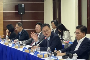Các đại biểu ĐH Quốc gia Seoul (Hàn Quốc) tại tọa đàm trao đổi về sự hợp tác giữa nhà trường và doanh nghiệp 