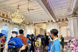 Hướng dẫn viên Saigontourist đưa khách tham quan di tích kiến trúc nghệ thuật trụ sở HĐND - UBND TPHCM