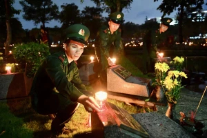 Đoàn viên, thanh niên TPHCM thắp nến tri ân các anh hùng liệt sĩ tại Nghĩa trang Liệt sĩ TPHCM. Ảnh: VIỆT DŨNG 