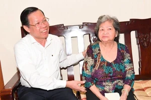 Chủ tịch UBND TPHCM Phan Văn Mãi thăm, tặng quà Mẹ Việt Nam Anh hùng Nguyễn Thị Bê, ngày 26-7-2023. Ảnh: VIỆT DŨNG