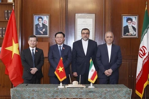 Chủ tịch Quốc hội Vương Đình Huệ dự lễ ký kết Hiệp định tương trợ tư pháp về hình sự giữa Viện Kiểm sát nhân dân tối cao Việt Nam và Bộ Tư pháp Iran. Ảnh: TTXVN 