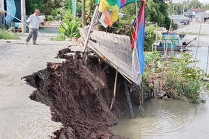 Một đoạn bờ kênh ở huyện Châu Phú, tỉnh An Giang bị sạt lở nặng vào đầu tháng 8-2023. Ảnh: QUỐC BÌNH