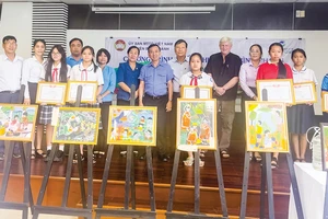 Ban tổ chức chụp ảnh lưu niệm với các em nhận giải cuộc thi vẽ tranh