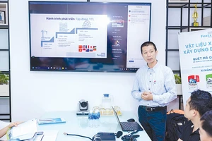 Ông Nguyễn Hoàng Hà - Giám đốc Kỹ thuật và phát triển kinh doanh của Công ty Fico - YTL trình bày về lĩnh vực vật liệu xanh và công nghệ xanh trong xây dựng