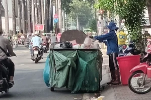 Thu gom rác sinh hoạt trên đường Nguyễn Thị Minh Khai, quận 3, TPHCM