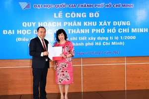 Bà Trần Thu Hằng, Vụ trưởng Vụ Quy hoạch kiến trúc, trao quyết định phê duyệt quy hoạch phân khu xây dựng ĐH Quốc gia TPHCM của Thủ tướng Chính phủ cho PGS-TS Vũ Hải Quân