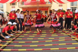 Đồng bào dân tộc thiểu số ở xã Đoàn Kết, huyện Bù Đăng, tỉnh Bình Phước với điệu múa sạp truyền thống. Ảnh: Bùi Liêm