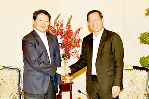 Chủ tịch UBND TPHCM Phan Văn Mãi tiếp Chủ tịch Hội nghiên cứu Xây dựng Đảng toàn quốc Trung Quốc Lý Trí Dũng. Ảnh: VIỆT DŨNG