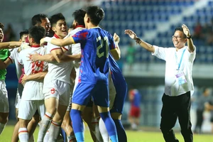 HLV Hoàng Anh Tuấn cùng các học trò vô địch tại giải U23 Đông Nam Á 2023