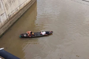 Ô tô bất ngờ lao xuống sông Đồng Nai