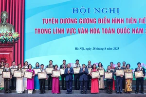 Thủ tướng Chính phủ Phạm Minh Chính, Bộ trưởng Bộ VH-TT-DL Nguyễn Văn Hùng tuyên dương các gương điển hình tiên tiến tại Hội nghị. Ảnh: VIẾT CHUNG