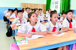 Học sinh lớp 5 Trường Tiểu học Thái Hưng (quận 8, TPHCM) trong phòng học mới ngày tựu trường. Ảnh: CAO THĂNG