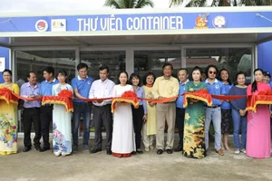 Hội Doanh nhân trẻ TPHCM trao thư viện container số 3 tặng học sinh Trường Tiểu học Quới Thành, huyện Châu Thành, tỉnh Bến Tre