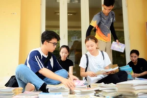 Sinh viên Trường đại học Sư phạm phân loại sách trước khi chuyển vào Gia Lai. Ảnh: Báo Thừa Thiên Huế