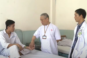 GS-TS-BS Văn Tần trong một lần thăm khám cho người bệnh. Ảnh: TƯ LIỆU