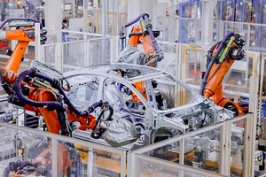 Các cánh tay robot sản xuất ô tô tại một nhà máy ở TP Thanh Đảo, tỉnh Sơn Đông, Trung Quốc