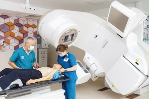 Bác sĩ BV Ung bướu 2 điều trị bệnh ung thư bằng máy móc hiện đại 