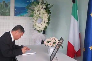 Phó Chủ tịch UBND TPHCM Dương Anh Đức viết sổ tang tại Tổng Lãnh sự quán Italy