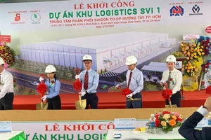 Các đại biểu thực hiện nghi thức khởi công xây dựng khu logistics "xanh" đầu tiên tại KCN Lê Minh Xuân