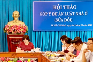 Phó trưởng đoàn chuyên trách Đoàn đại biểu Quốc hội TPHCM Văn Thị Bạch Tuyết chủ trì hội thảo