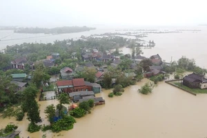 Nhiều khu vực dân cư cùng hàng ngàn hecta lúa thuộc huyện Hải Lăng (tỉnh Quảng Trị) ngập sâu trong nước lũ vào cuối tháng 3-2022