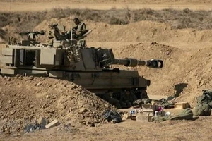 Xe quân sự Israel ở gần biên giới với Dải Gaza, ngày 15-10. Ảnh: TTXVN