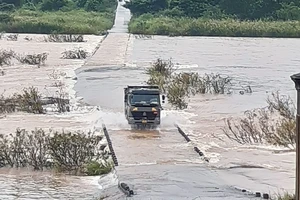 Xe tải bất chấp nguy hiểm vượt bờ tràn trong mưa lũ ở Quảng Ngãi